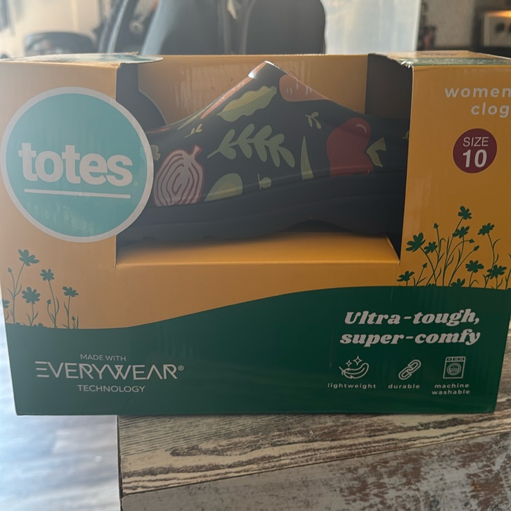Totes women’s clogs size 10